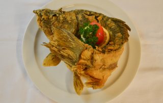 Frische Karpfen und Forellen